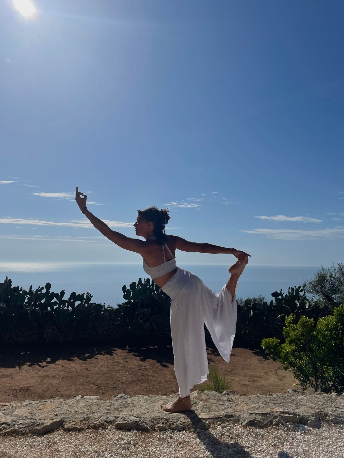 Catherine Sibille dans la posture de la danseuse face à la mer