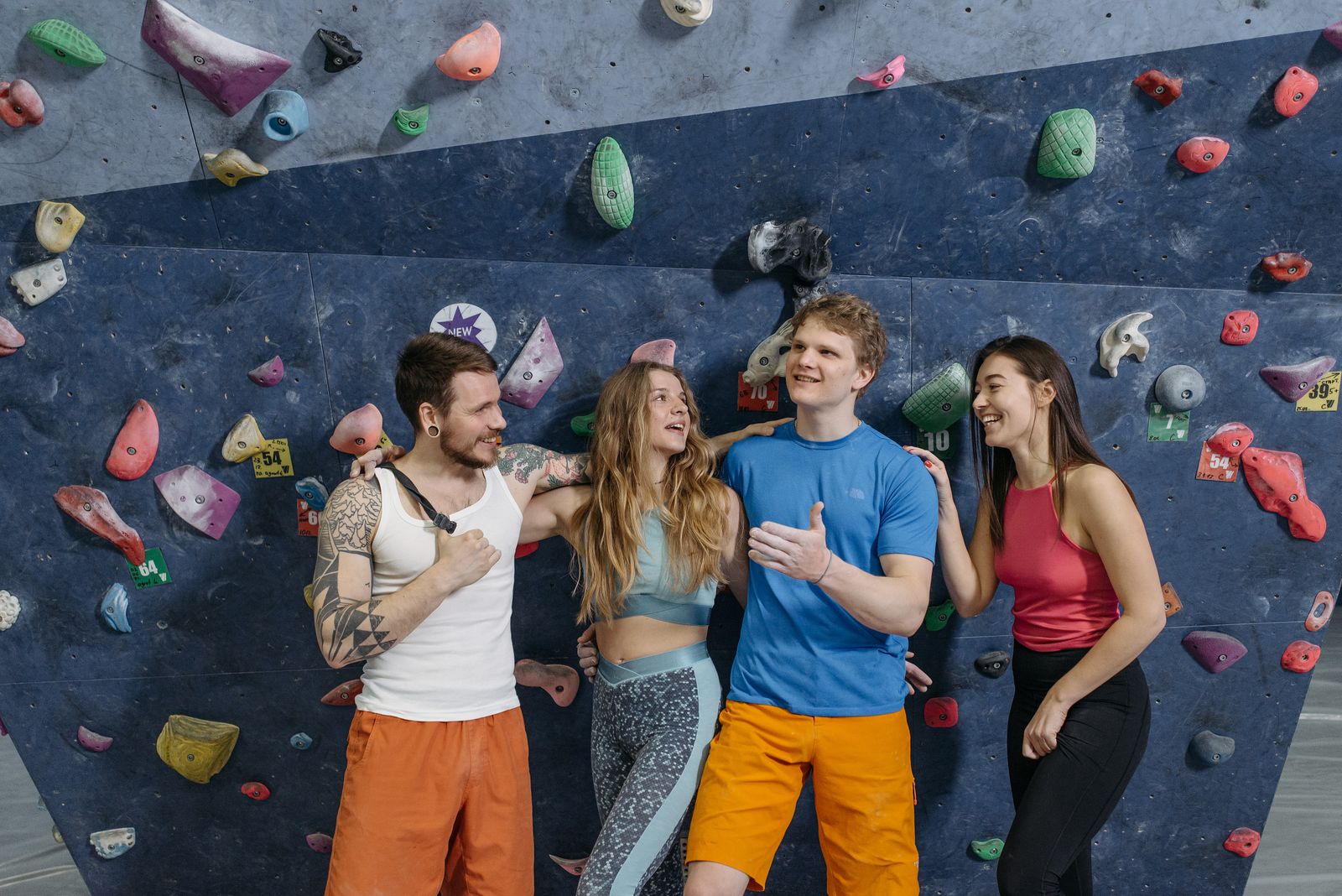 Un groupe de grimpeurs devant un mur d’escalade