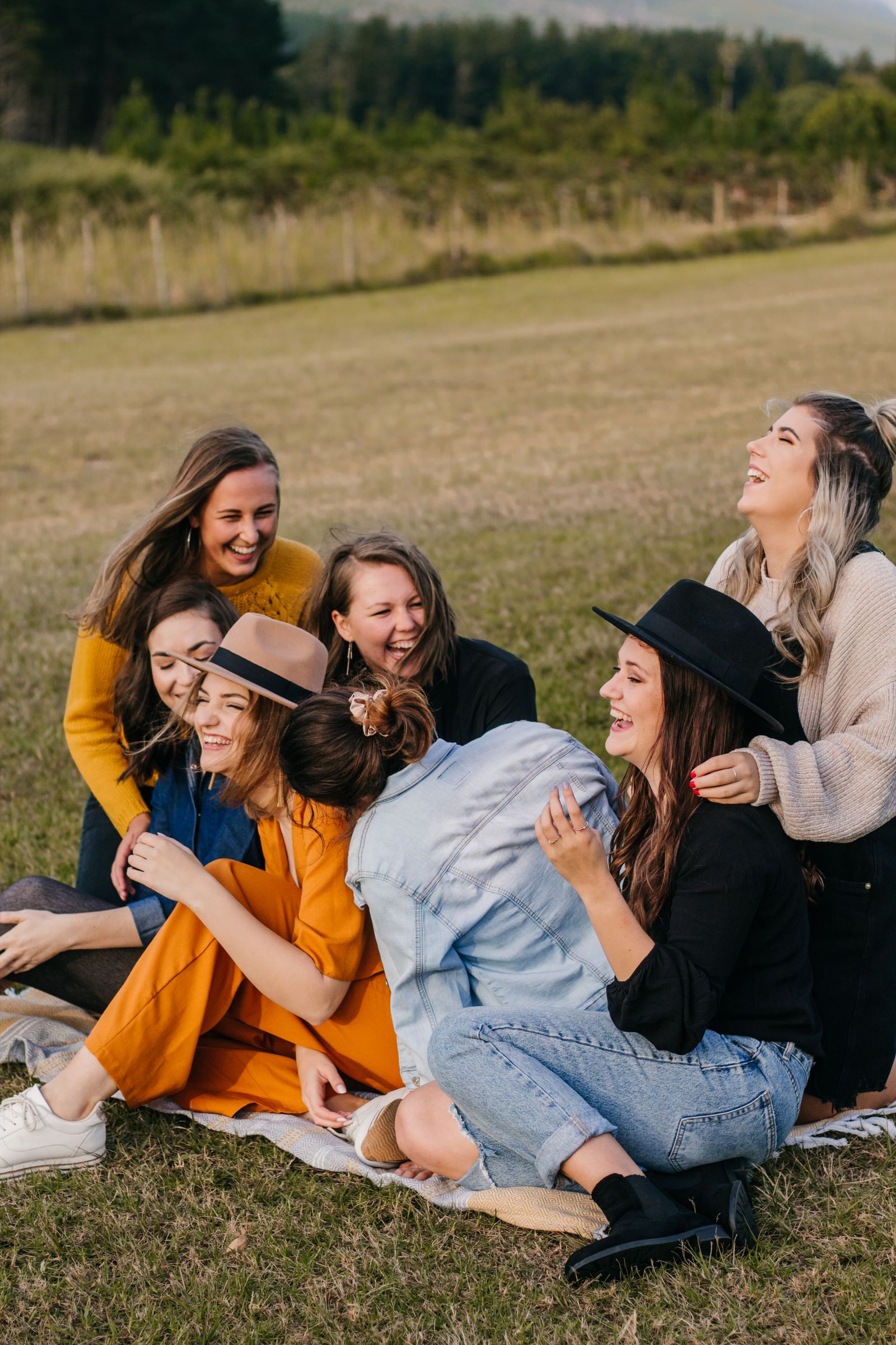 Un groupe de copines rit ensemble lors de retrouvailles en plein air