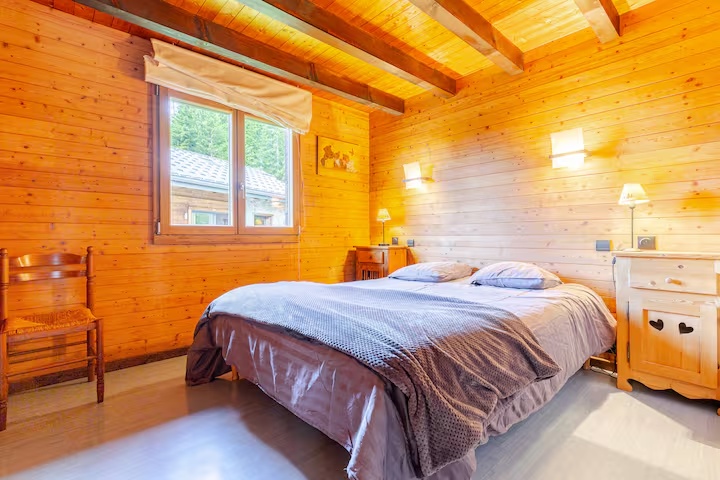 Une chambre aux boiseries chaleureuses