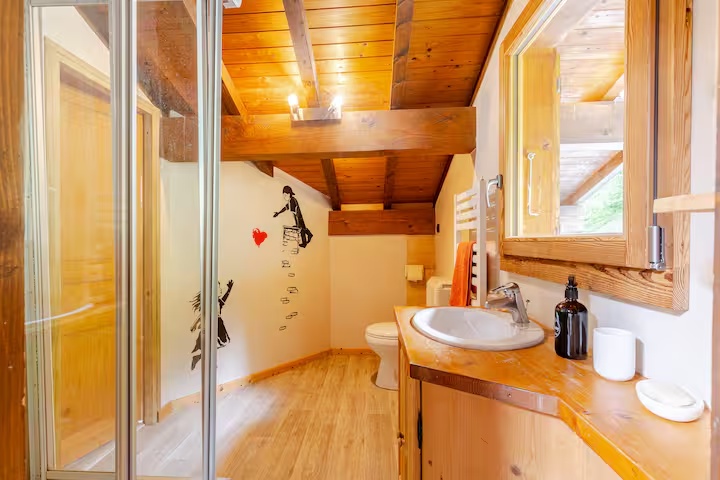 Une salle de bain du chalet