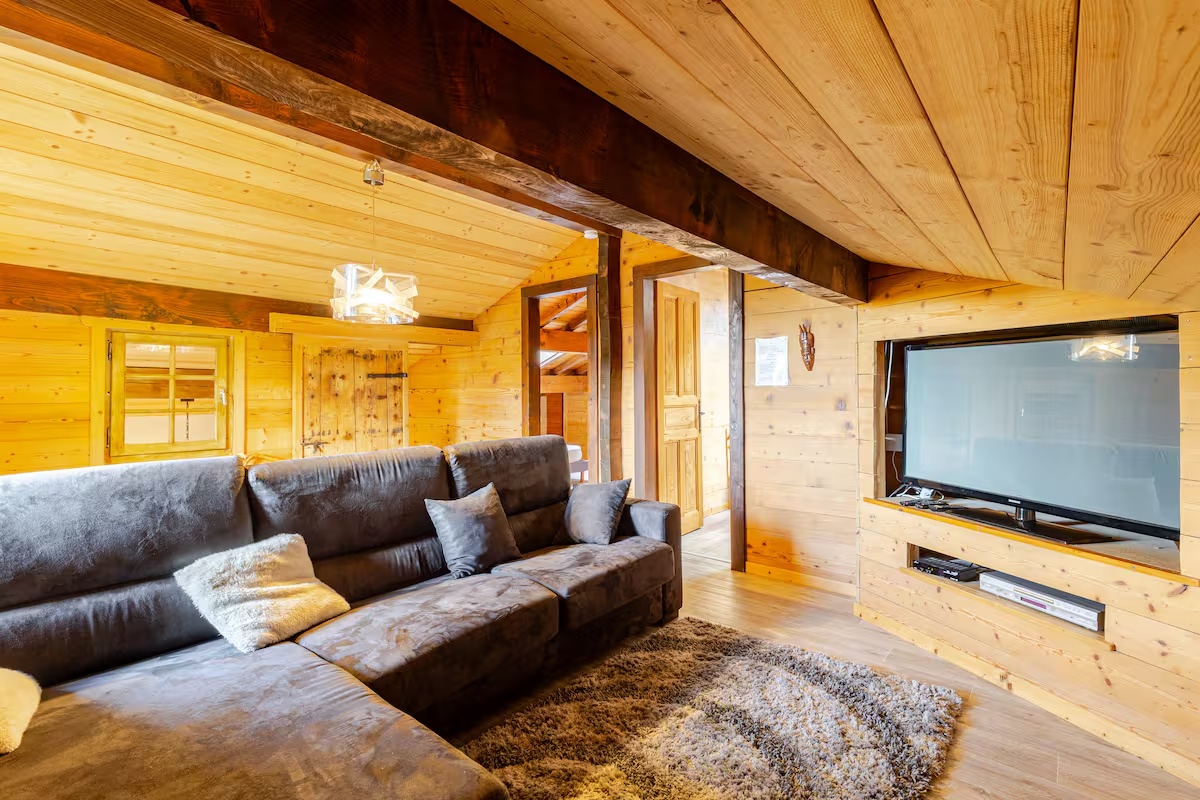 Le salon chaleureux du chalet, avec ses boiseries