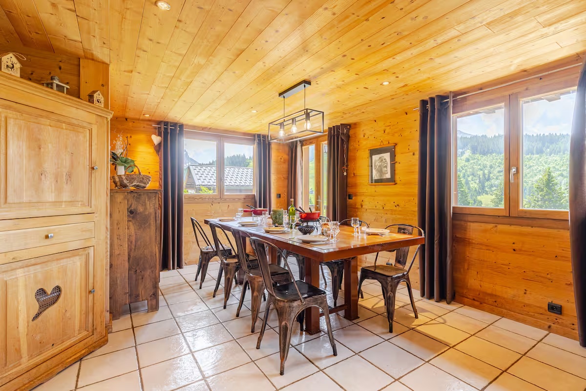 La grande table pour les repas partagés