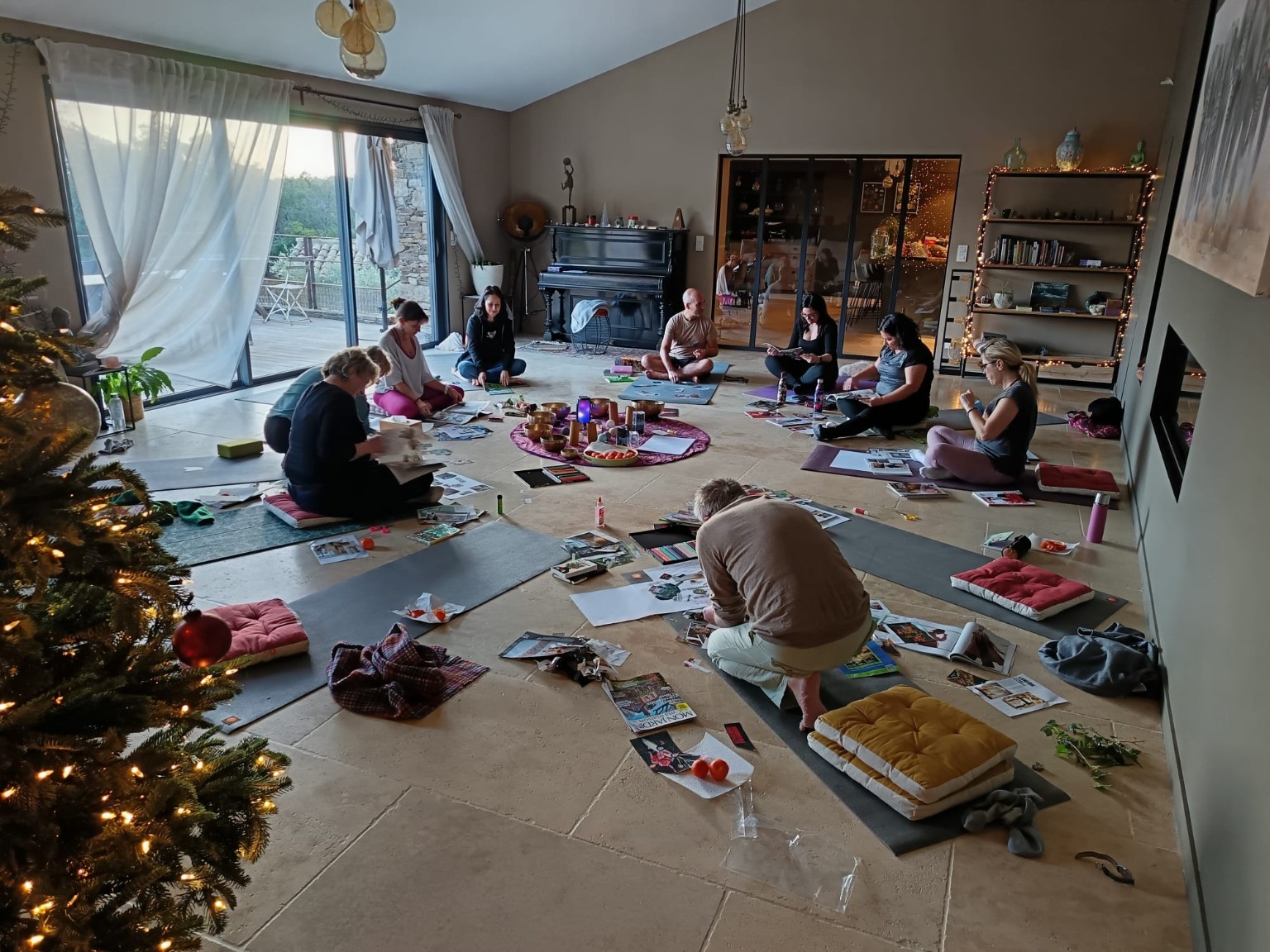 Participants réunis autour de leurs créations lors d’un atelier de vision board au Pontillaou