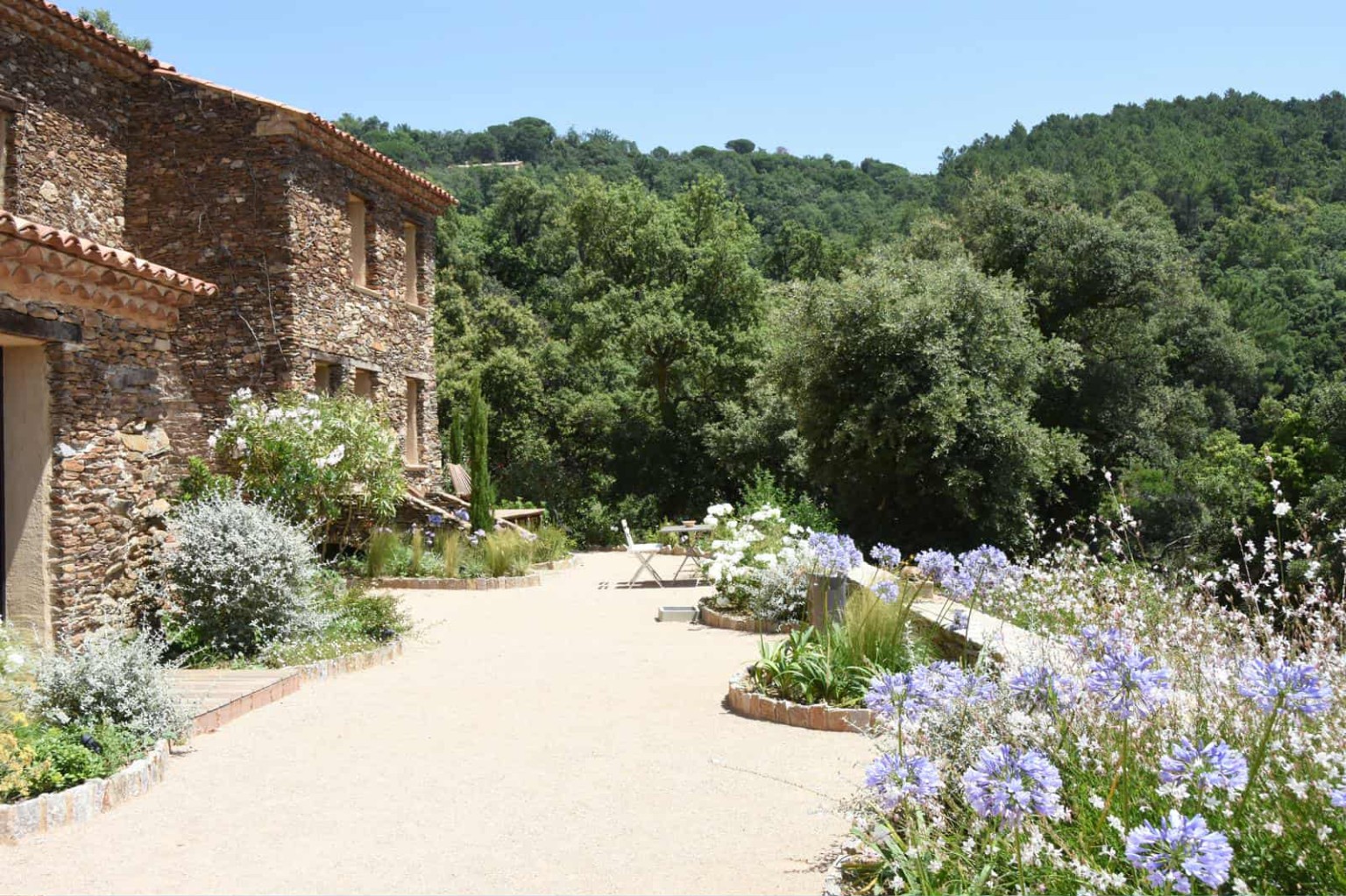 La cour du Pontillaou en saison fleurie
