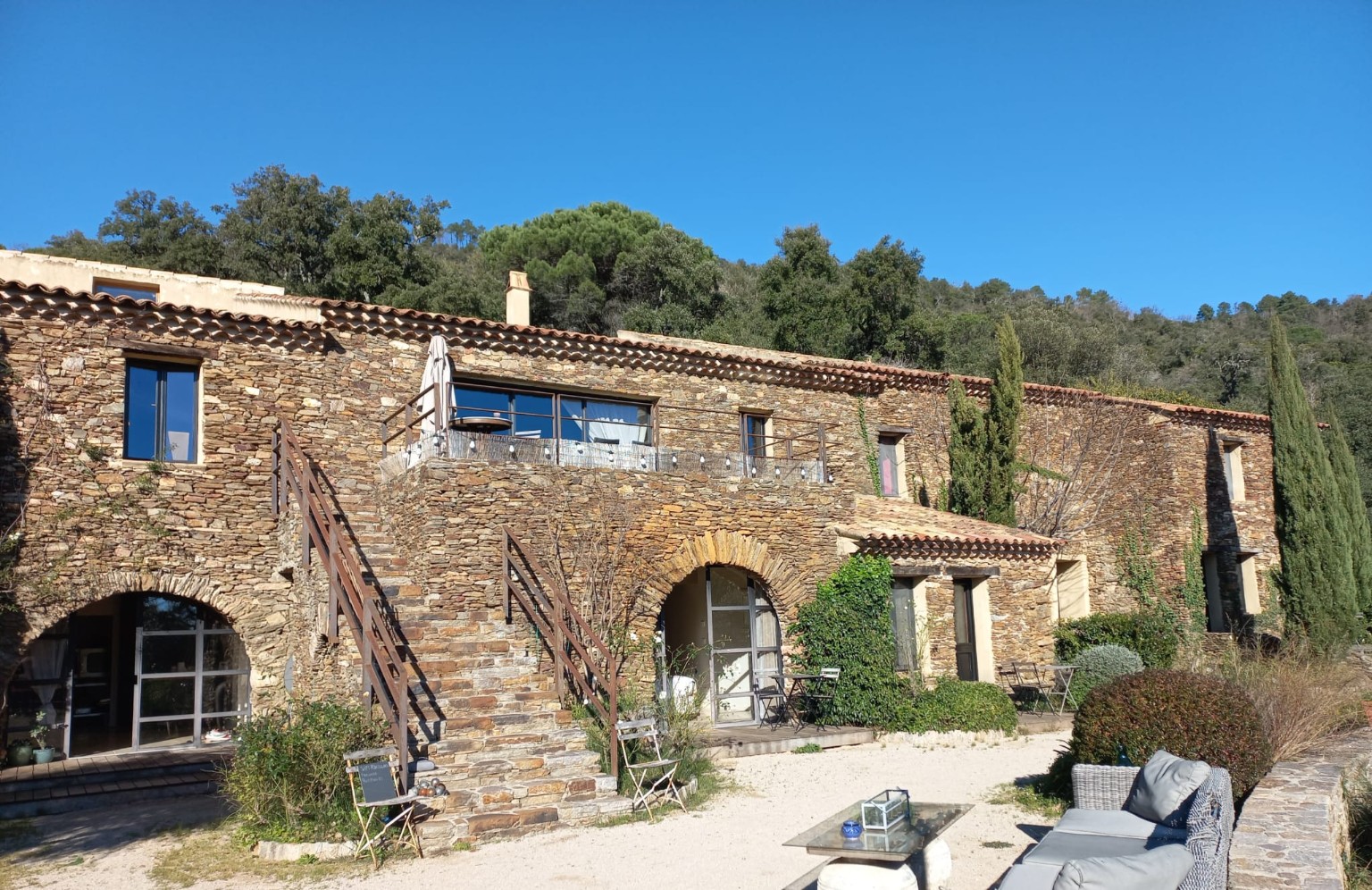 La maison en pierre du Pontillaou, entourée de verdure