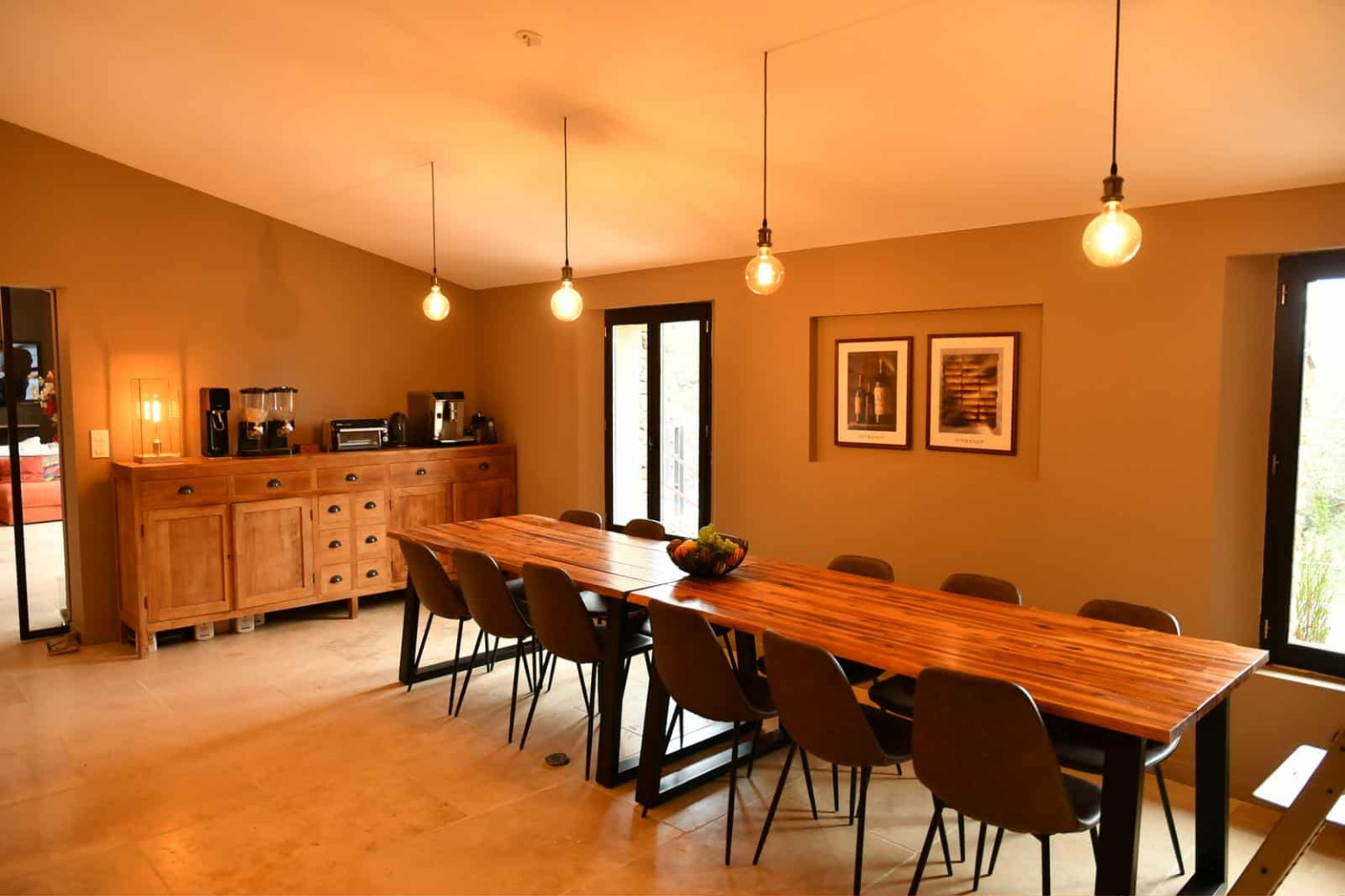La grande table pour les repas partagés