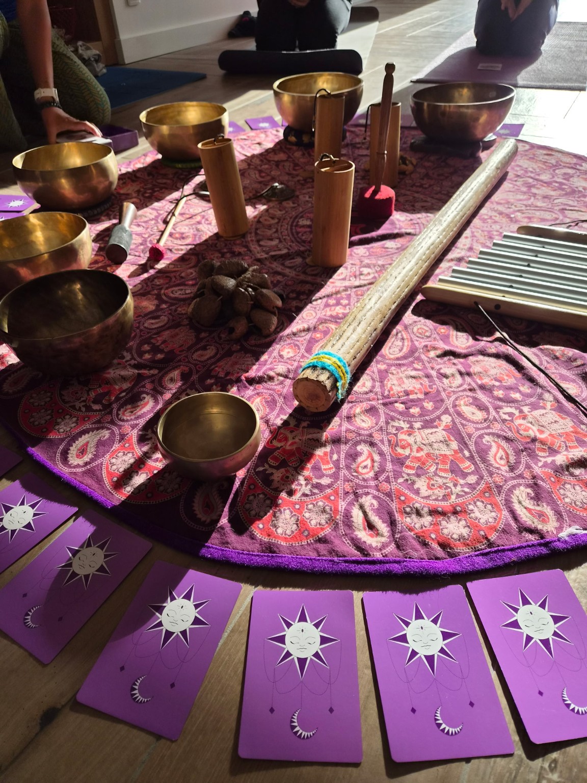 Bols chantants et instruments de sonothérapie disposés pour une séance