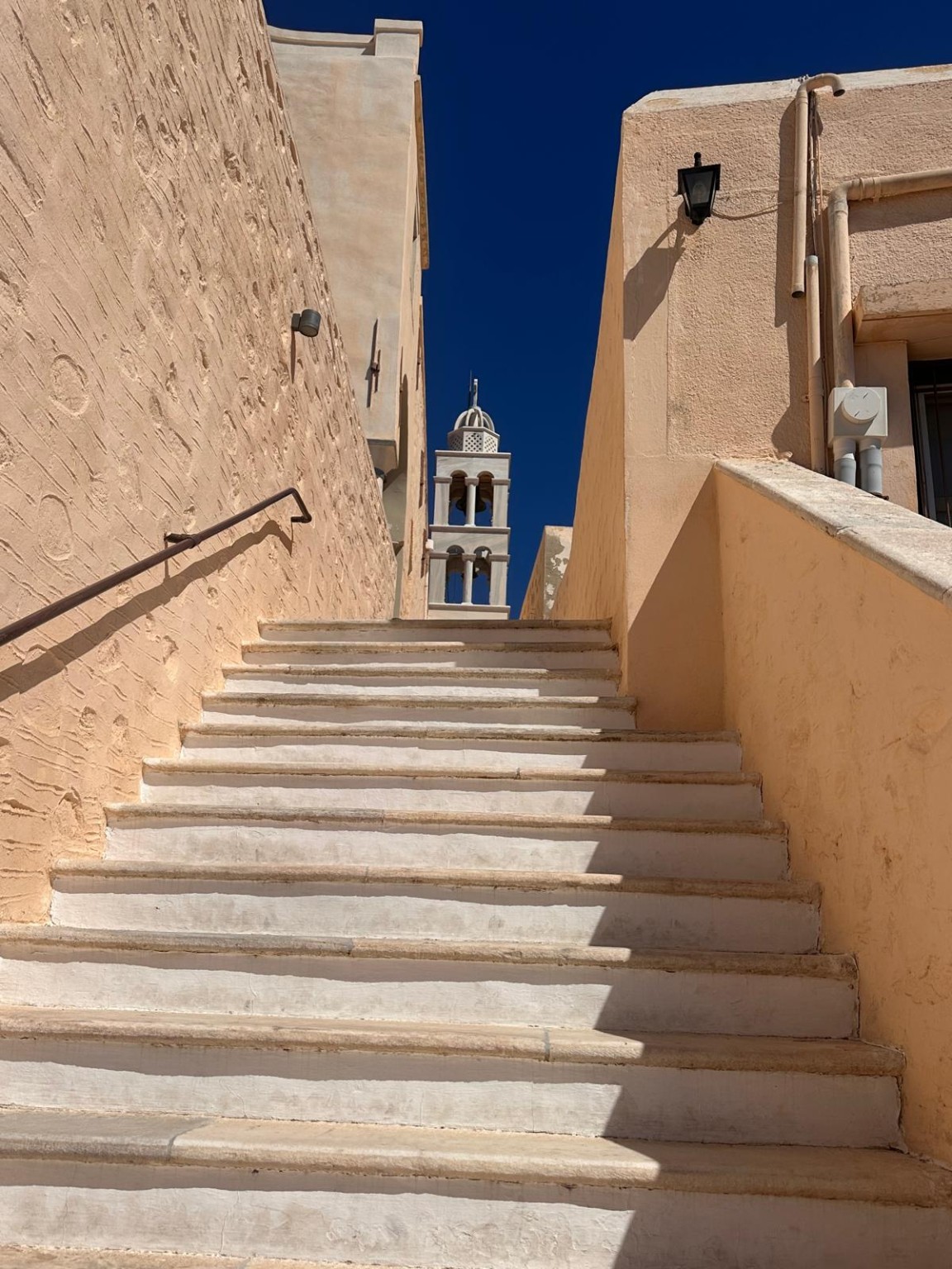 Les escaliers baignés de soleil